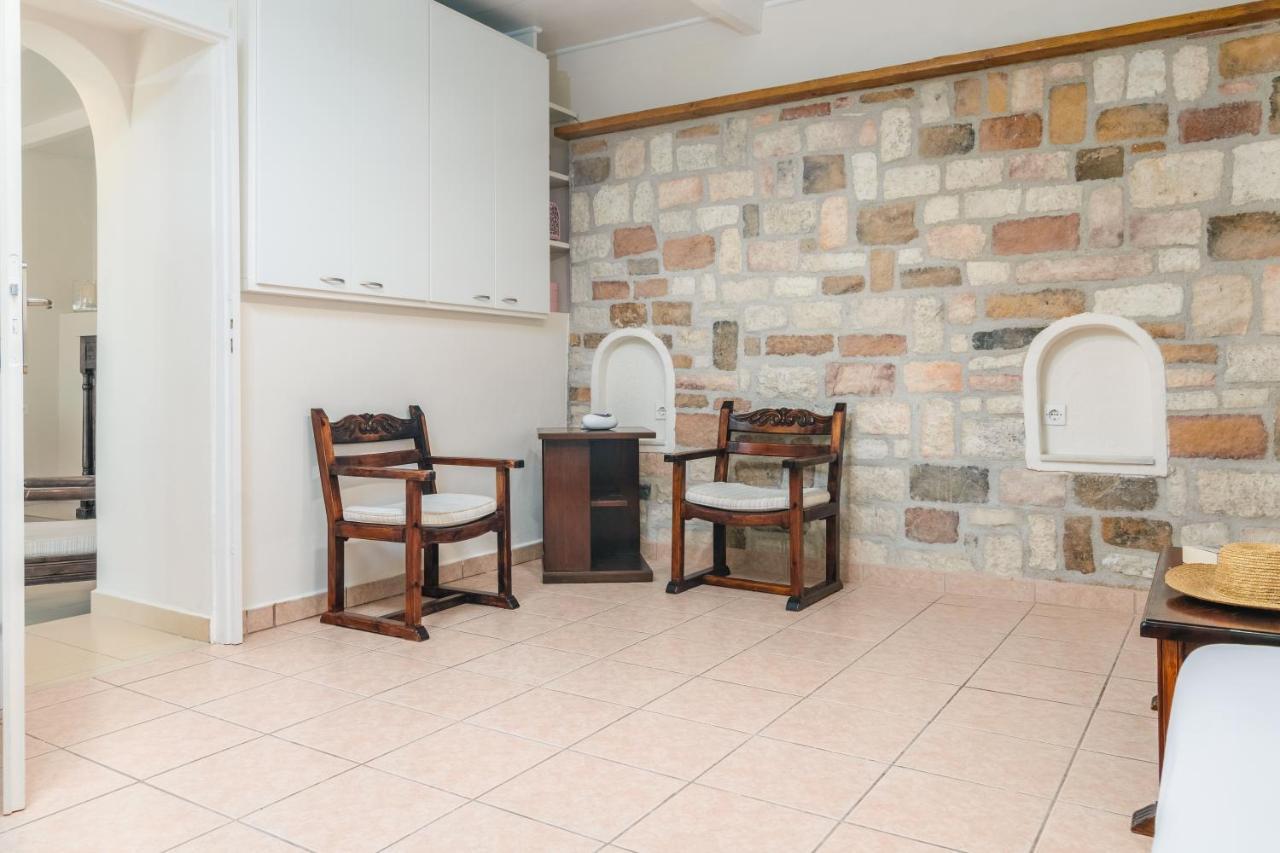 Lina And Babis' * Adamantas (Milos)